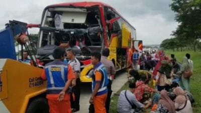 Kecelakaan Lalu Lintas di Tol Solo-Ngawi, Bus Rombongan Ziarah Wali Tabrak Truk Boks
