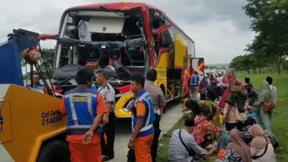 Kecelakaan Lalu Lintas di Tol Solo-Ngawi, Bus Rombongan Ziarah Wali Tabrak Truk Boks