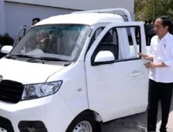 Jokowi Dicurigai Simpan Ijazah Asli serta dokumen penting lainnya di Laci Dashboard Mobil Esemka