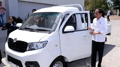 Jokowi Dicurigai Simpan Ijazah Asli serta dokumen penting lainnya di Laci Dashboard Mobil Esemka